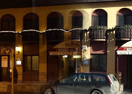 Hôtel Fonix Panzio à Pápa Extérieur photo