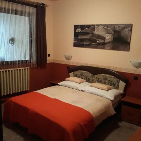 Hôtel Fonix Panzio à Pápa Extérieur photo