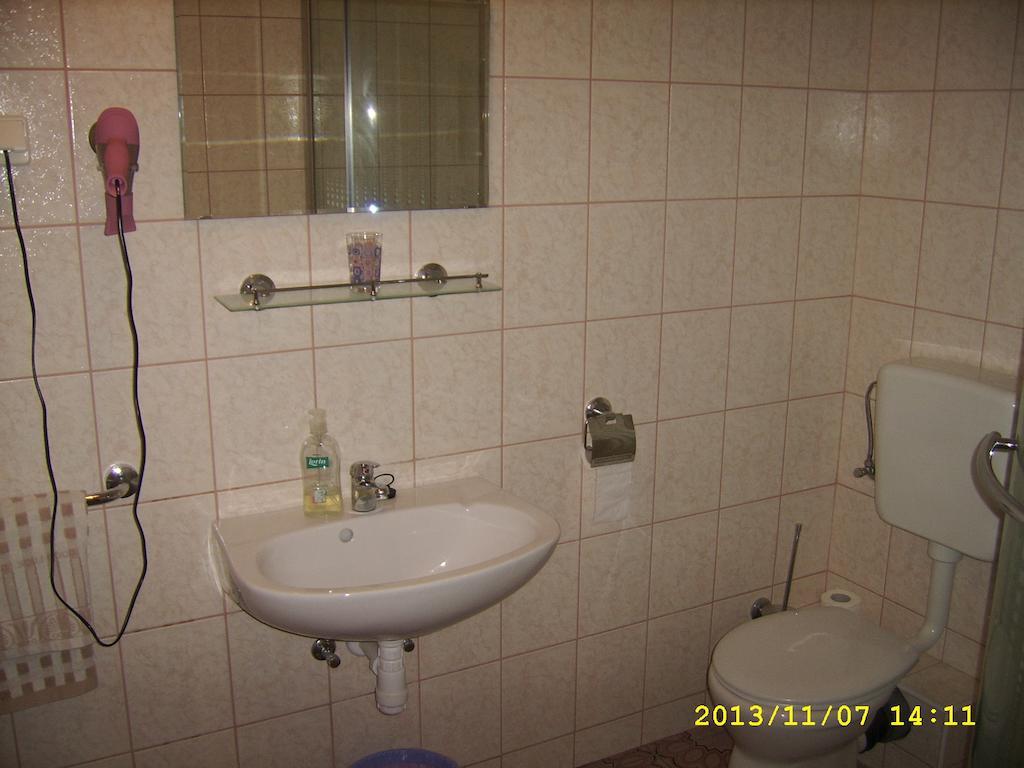 Hôtel Fonix Panzio à Pápa Extérieur photo