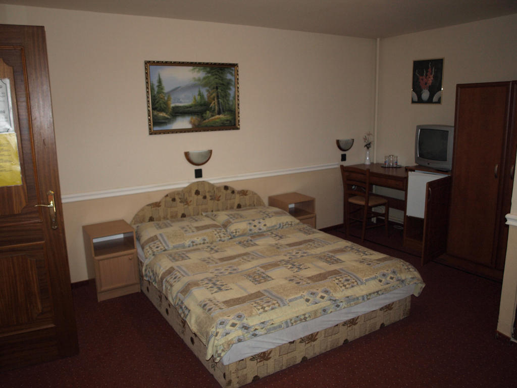 Hôtel Fonix Panzio à Pápa Extérieur photo