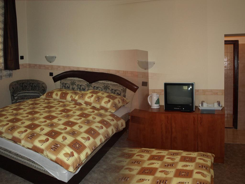 Hôtel Fonix Panzio à Pápa Chambre photo