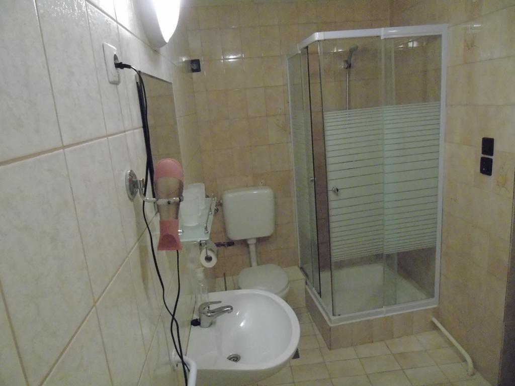 Hôtel Fonix Panzio à Pápa Extérieur photo