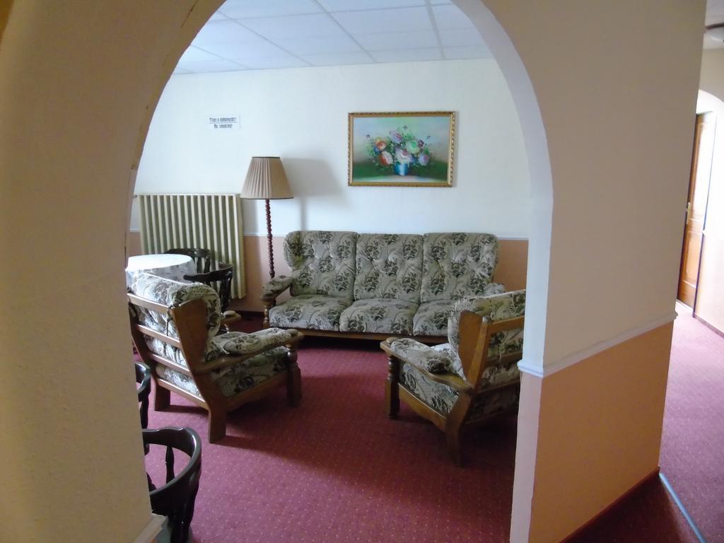 Hôtel Fonix Panzio à Pápa Extérieur photo