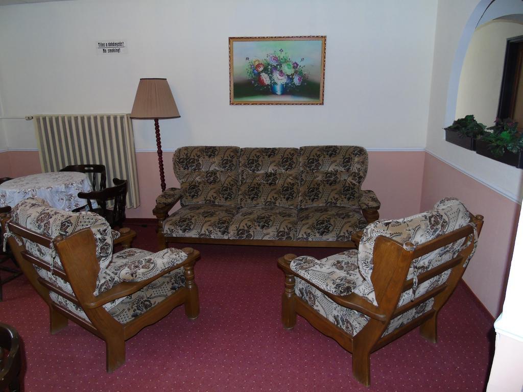Hôtel Fonix Panzio à Pápa Extérieur photo