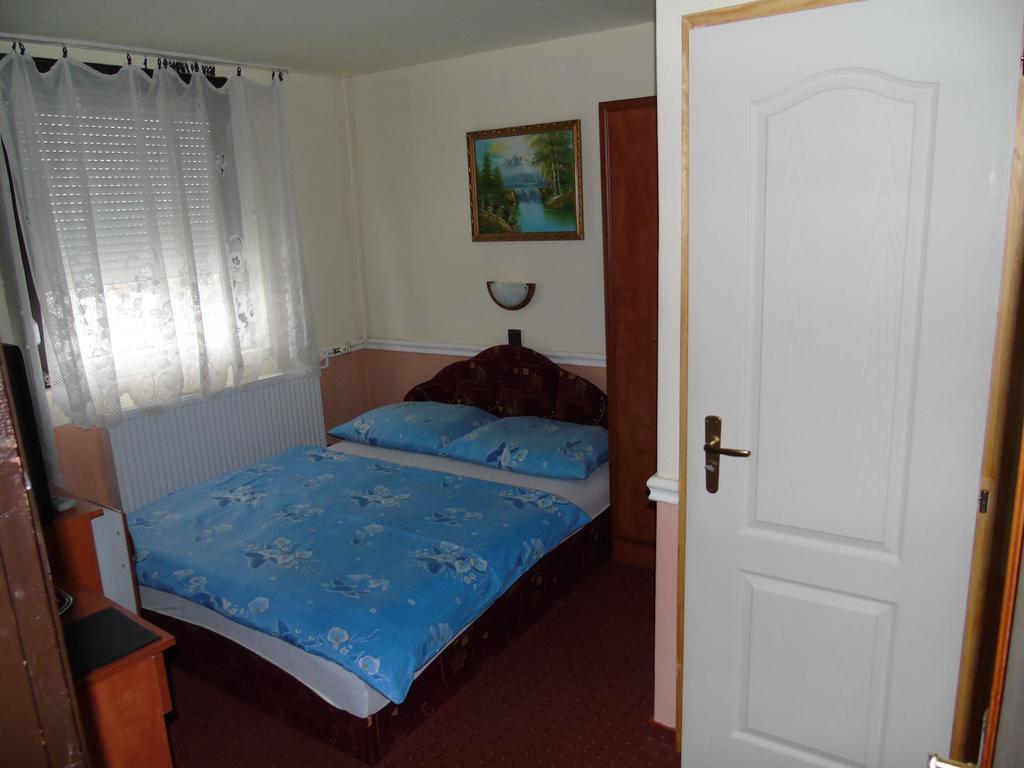 Hôtel Fonix Panzio à Pápa Extérieur photo