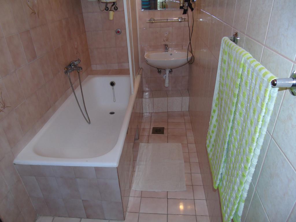 Hôtel Fonix Panzio à Pápa Extérieur photo