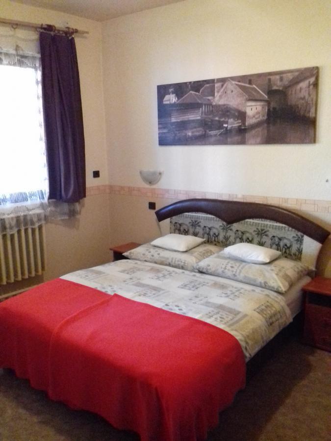 Hôtel Fonix Panzio à Pápa Extérieur photo
