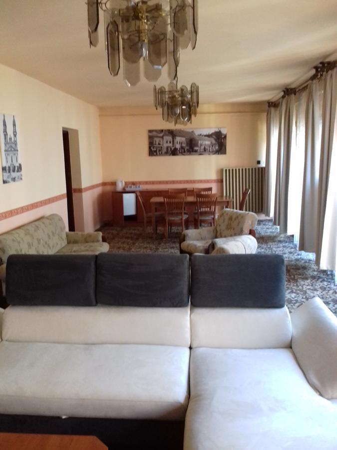 Hôtel Fonix Panzio à Pápa Extérieur photo