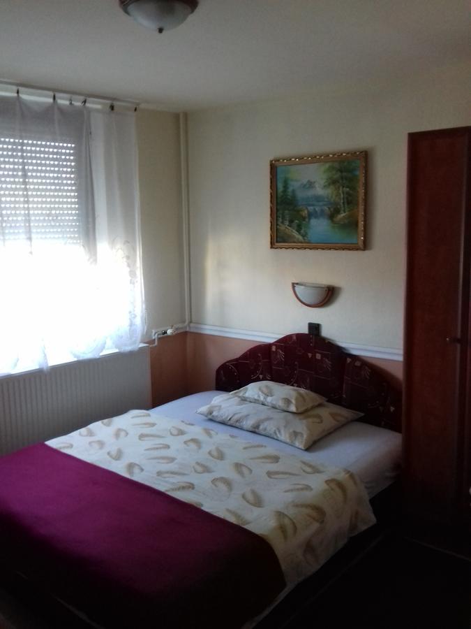 Hôtel Fonix Panzio à Pápa Extérieur photo
