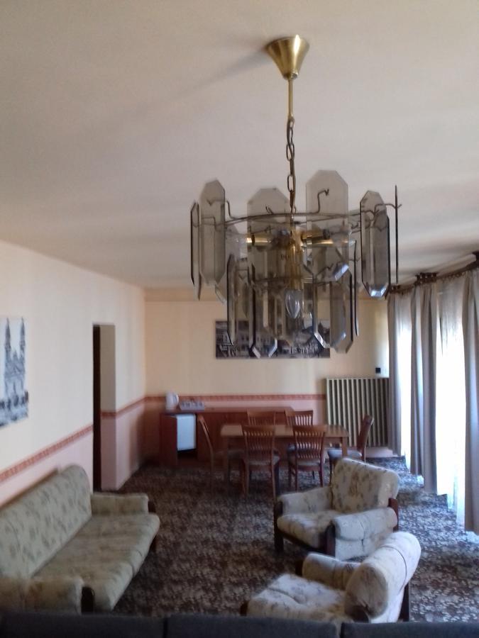 Hôtel Fonix Panzio à Pápa Extérieur photo