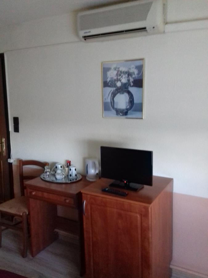 Hôtel Fonix Panzio à Pápa Extérieur photo