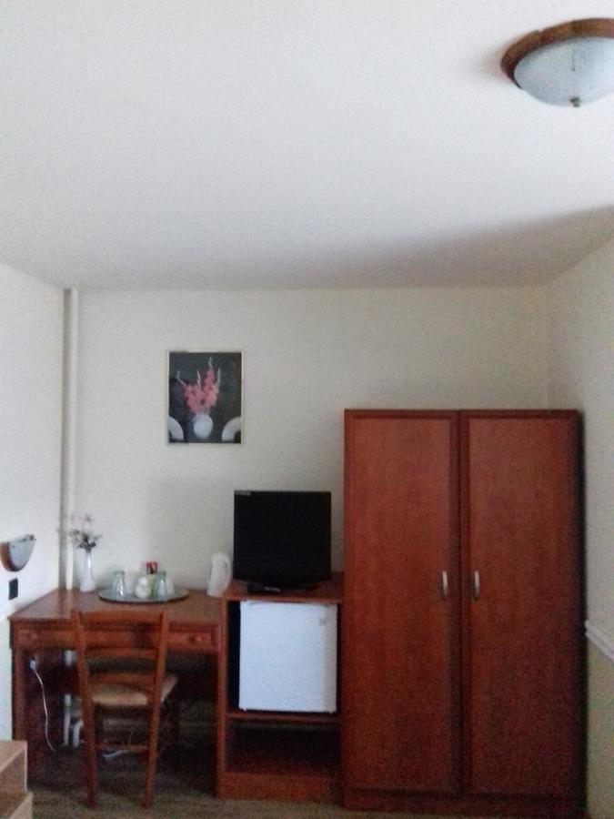 Hôtel Fonix Panzio à Pápa Extérieur photo
