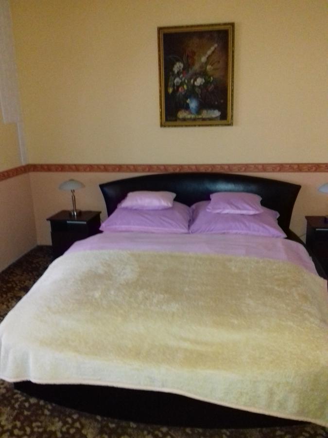 Hôtel Fonix Panzio à Pápa Extérieur photo