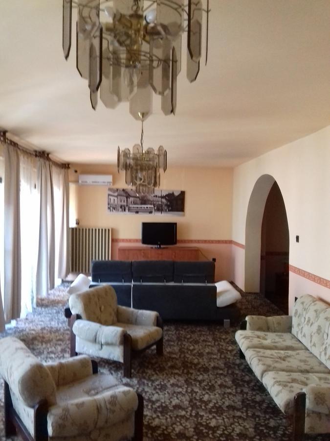 Hôtel Fonix Panzio à Pápa Extérieur photo