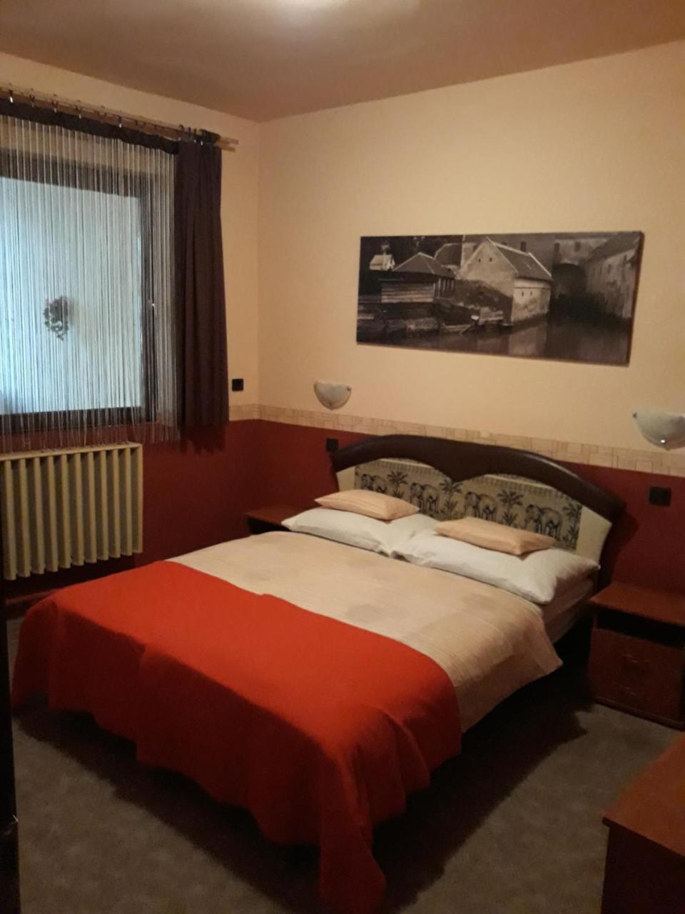 Hôtel Fonix Panzio à Pápa Extérieur photo